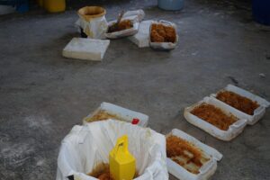 Ausgehobertes Drogenlabor (Archiv) des Zollfahndungsamts: Beschlagnahmtes Methamphetamin und Baubetrieb.