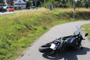 Motorradfahrerin bei Porta Westfalica von Auto erfasst, schwere Verletzungen; Polizeiabsperrung am Kirchsiek (Archiv).