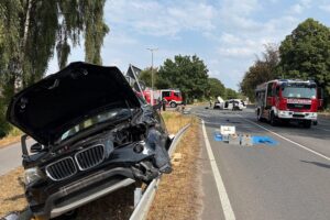 Zwei verunglückte Pkw auf der Venloer Straße in Moers; Feuerwehr sichert Fahrzeuge, eine Fahrerin wird geborgen.