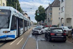 Unfall zwischen Auto und Straßenbahn in Bochum, Polizei vor Ort, verletzte Personen.