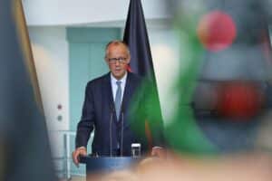 Friedrich Merz und Donald Trump beim NATO-Gipfel, konstruktive Gespräche, europäische Verteidigungsanstrengungen.