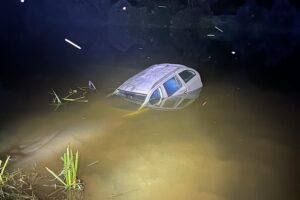 Betrunkener Skoda-Fahrer fährt in Bad Muskau in die Neiße; zwei Insassen retten sich ans Ufer.