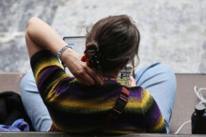 Frau mit Laptop (Archiv) vor dem Hintergrund digitaler Rückstände Deutschlands im EU-Vergleich.