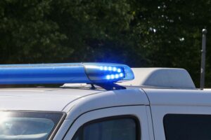 Polizeifoto: Bahnübergang in München-Aubing, gefährlicher Vorfall mit S-Bahn beinahe Kollision.