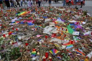 Trauernde Szene nach CSD-Anschlag in Berlin, Foto: dts Nachrichtenagentur.