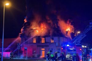 Feuerwehr löscht in Pratau einen Gebäudebrand: Dachstuhl eines Mehrfamilienhauses steht vollständig in Flammen.
