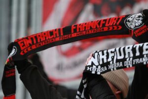 Fußballfans von Eintracht Frankfurt im Archiv; Aufnahme zur Verpflichtung des nigerianischen Mittelfelders Raphael Onyedika.
