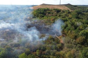 Feuerwehr löscht Flächenbrand auf Halde 22 in Gladbeck; große Rauchentwicklung, Drohnen-Einsatz, abgebrannte 5.000 m².