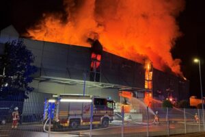 Feuerwehr im Großeinsatz bei Großbrand einer Wäscherei in Bad Säckingen: brennende Waschhalle, Rauchentwicklung, Löschfahrzeuge.