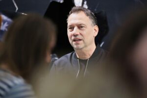 Sebastian Fitzek ist auf dem Beitragsbild abgebildet, mit Verweis auf Autorenjubiläum und Live-Lesungen.