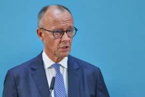 Friedrich Merz vor dem Hintergrund einer Umfrage zur Frage, ob die Union mit anderem Kanzler punkten könnte.