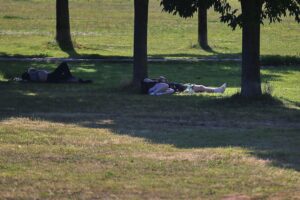 Ricarda Lang und Katharina Schulze fordern besseren Hitzeschutz, Klimaanlagen und Erneuerbare gegen steigende Temperaturen.