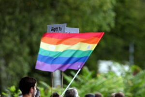 Regenbogen-Fahne im Archiv, vor Hintergrund der Kritik an Kürzungen für CSD in Rathenow.