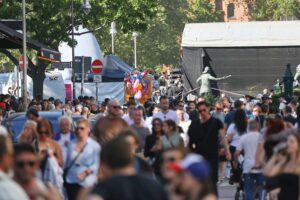 Menschen auf einer Straße (Archiv), passend zum Mikrozensus in Bayern und Telefon- sowie Online-Befragungen.