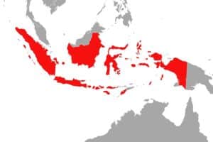 Flammen an Bord einer indonesischen Fähre bei der Überfahrt nahe Madura, Rettungsaktionen nach Brand.