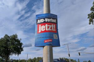 Plakat wirbt für AfD-Verbot: SPD-Parteichef fordert „Brandmauer“ und Prüfung von Parteiverbot.