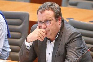Oliver Krischer (Archiv) vor dem Thema Niedrigwasser am Rhein, NRW-Verkehrsminister.