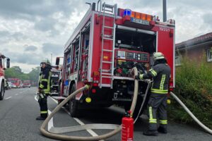 Feuerwehr im Einsatz bei Küchenbrand in Imbiss Celle-Altenhagen: brennende Grillplatte und Fritteuse.