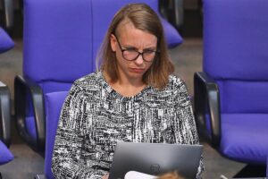 Anne Zerr (Archiv) kritisiert zunehmende Sonn- und Feiertagsarbeit sowie zurückgehende Kontrollen.