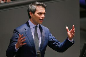 Christoph Ploß fordert bei Niedrigwasser am Rhein den schnelleren Ausbau von Wasserstraßen und Finanzierung.
