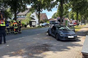 Verunfallte Autos in der Scheeßeler Straße, Feuerwehr und Rettungskräfte an der Unfallstelle (Archivfoto).