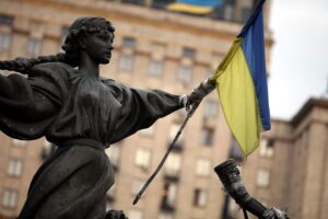 Ukrainische Flagge im Archiv: Bericht über russische Raketenangriffe auf Kiew, Tote und Verletzte.