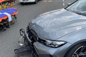 Schwerer Motorradunfall in Velbert: Harley kollidiert mit BMW an Waschstraßenausfahrt, Polizei-Archivfoto.