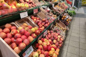 Ein Bild von frischem Obst im Supermarkt, besonders Äpfel, Bananen und Erdbeeren, als Archivaufnahme.