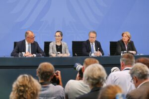 Sven Schulze übergibt im Archiv-Foto den Bericht der Rentenkommission zur Rentenreform.