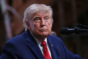 Donald Trump im Bild, ankündigt Aussetzung möglicher Angriffe auf den Iran bei Abkommen.