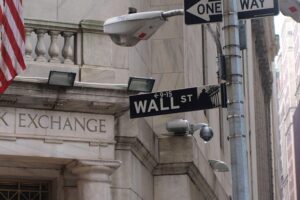 US-Börsen legen kräftig zu - Hoffnung auf KI-Boom Wallstreet in New York, Börsenrekorde mit steigenden Indizes, kurstreibend durch starke Quartalszahlen.