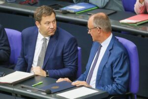Lars Klingbeil und Friedrich Merz im Archivfoto, Umfrage zu Regierungsdauer, Reformvertrauen und Handlungsbedarf.