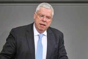 Jürgen Hardt im Archivfoto; Diskussion über ukrainischen Botschafter Makeiev und Vorwürfe gegen deutsche Parteien.