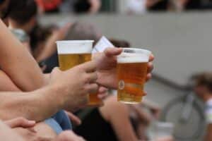 Ein Biertrinker (Archivfoto) vor dem Hintergrund sinkender Zahl deutscher Brauereien 2025.