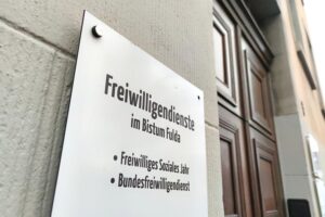 Ein Archivfoto: Freiwillige bei den Diakonie-/Bistums-Freiwilligendiensten im Bistum Fulda.