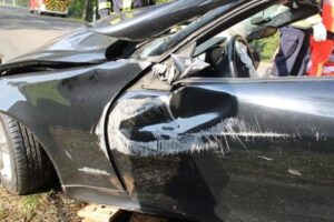 Verkehrsunfall in Rahden: zwei Schwerverletzte, beschädigter Mercedes und VW, Einsatz von Polizei und Rettung.